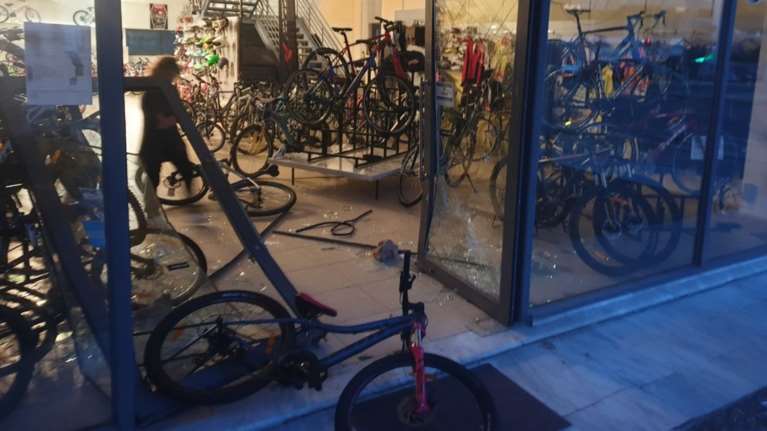 Eισέβαλαν με ΙΧ σε επιχειρήσεις σε Πειραιά και Γλυκά Νερά