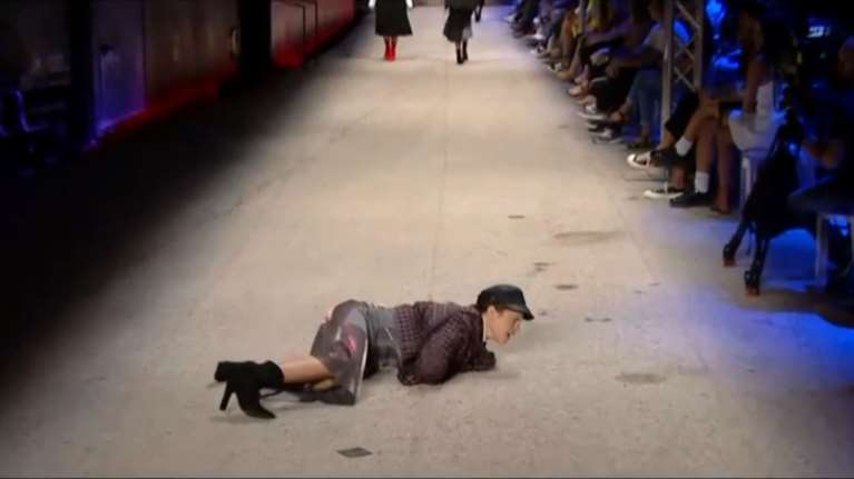 Ατύχημα στην πασαρέλα στο GNTM: Έπεσε και της βγήκε το γόνατο [Βίντεο]