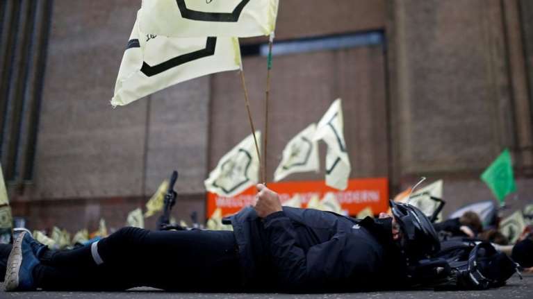 Ακτιβιστές  &quot;κόλλησαν&quot; σε ένα κυβερνητικό κτίριο στο Λονδίνο