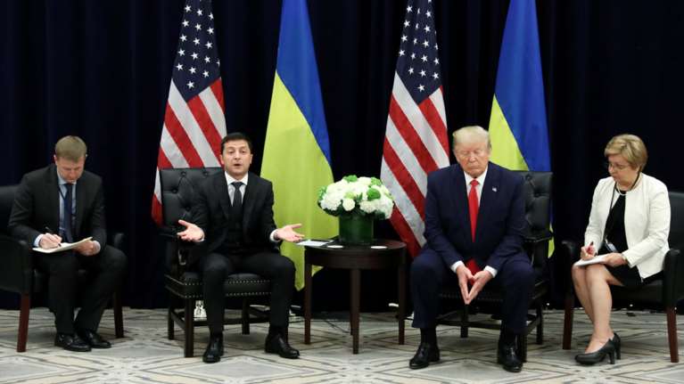 To άβολο τετ α τετ Τραμπ-Ζελένσκι στη Νέα Υόρκη