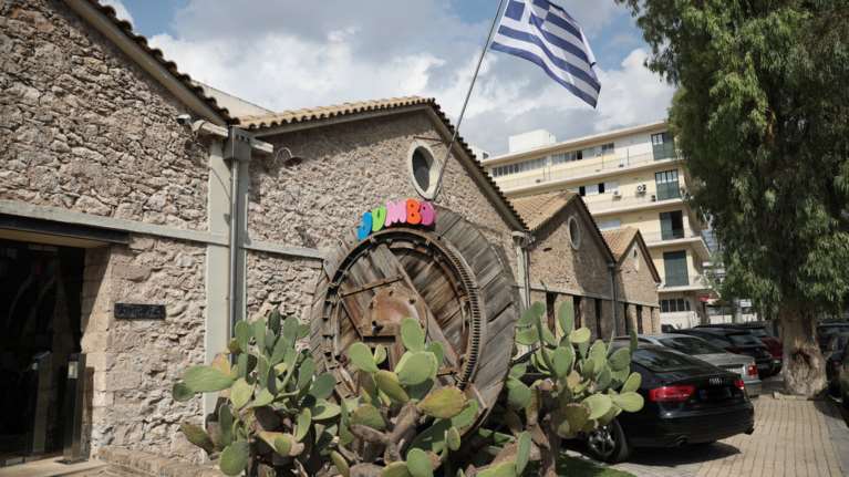 Παρέμβαση Ρουβίκωνα στα κεντρικά γραφεία της Jumbo