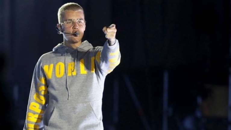 Ο Τζ. Μπίμπερ ζητά συμβουλές για το σμόκιν που θα φορέσει στον γάμο του