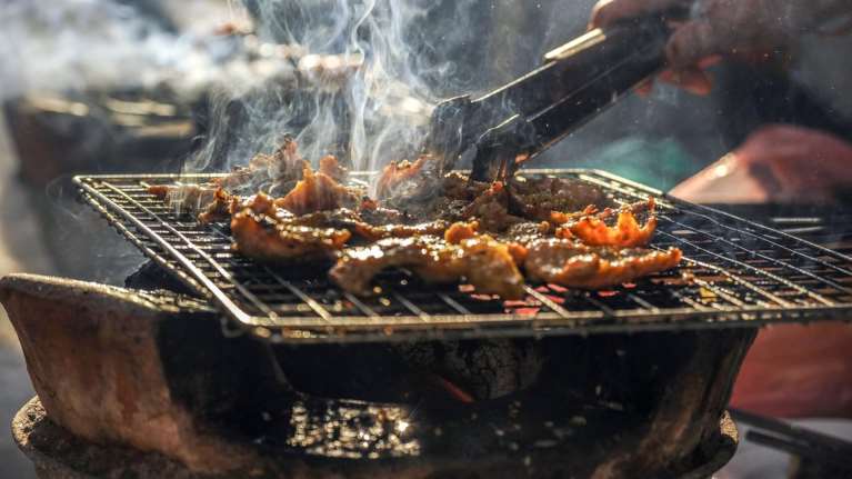 Ρωσία: Μπλοκο σε μερακλήδες που ψήνουν σουβλάκια στο μπαλκόνι