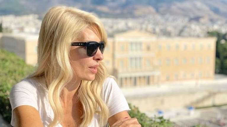 Η Ελένη Μενεγάκη ποζάρει με τον 17χρονο Άγγελό της [Φωτο]