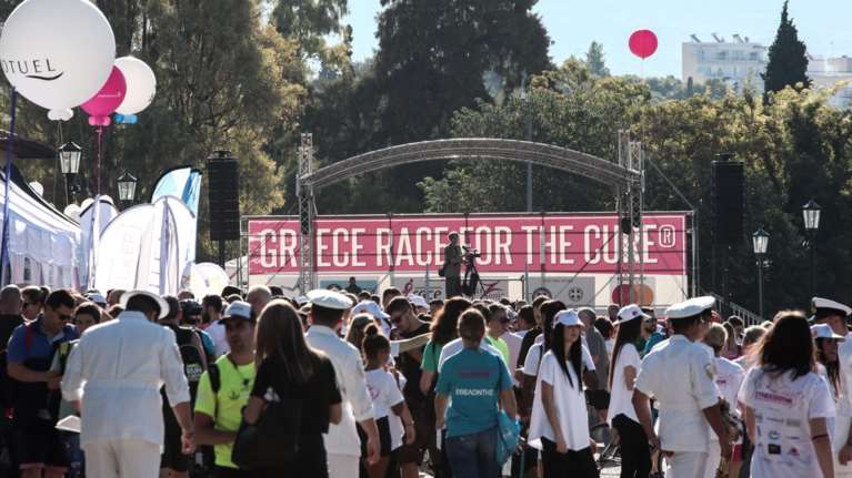 Χιλιάδες δρομείς στην Αθήνα κατά του καρκίνου του μαστού