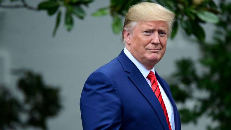 Ο Τραμπ απαιτεί να συναντηθεί με τον προστατευόμενο μάρτυρα