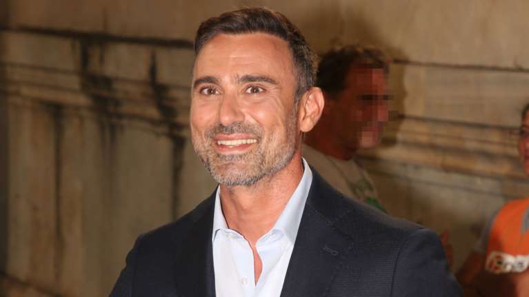 Ο Γιώργος Καπουτζίδης μας δείχνει τη μοναδική θέα από την βεράντα του στην Αίγινα