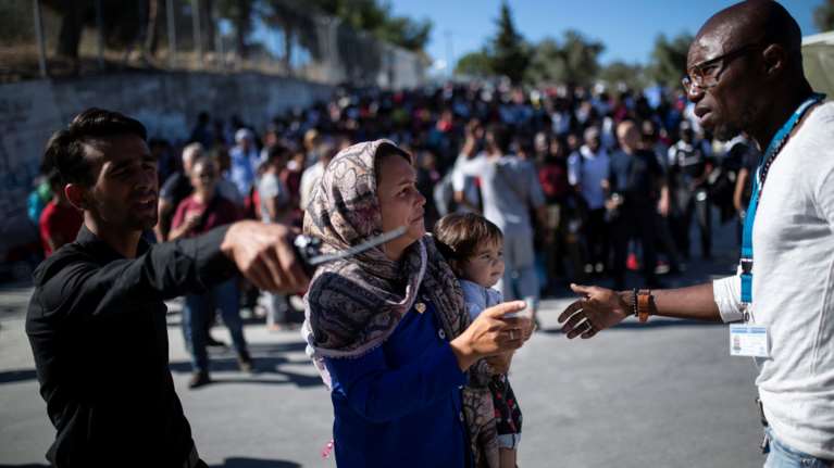 Καθιστική διαμαρτυρία 200 γυναικών προσφύγων στη Μόρια