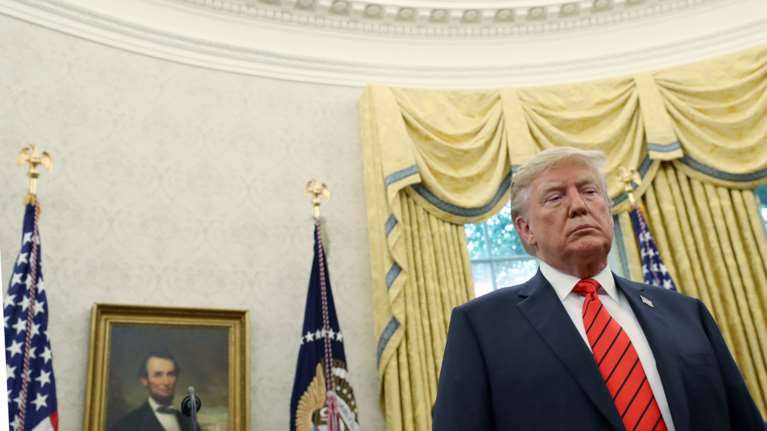 Στο 45% το ποσοστό των Αμερικανών που θέλει παραπομπή Τραμπ