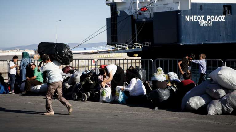 Στο λιμάνι του Πειραιά 215 πρόσφυγες από τη Μόρια (φωτό)