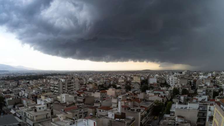 Προβλήματα στους δρόμους από την ξαφνική καταιγίδα