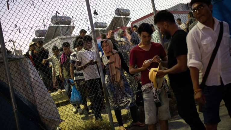 Εμπλοκή του ΥΠΕΣ αποφάσισε το Μαξίμου - Στη Βουλή το προσφυγικό