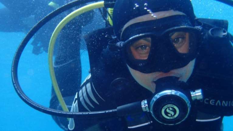 Εθελοντές “ψαρεύουν” σκουπίδια για να σώσουν τις θάλασσες