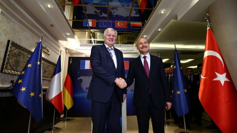 Ο Ζεεχόφερ ευχαριστεί την Αγκυρα και υπόσχεται βοήθεια για το προσφυγικό