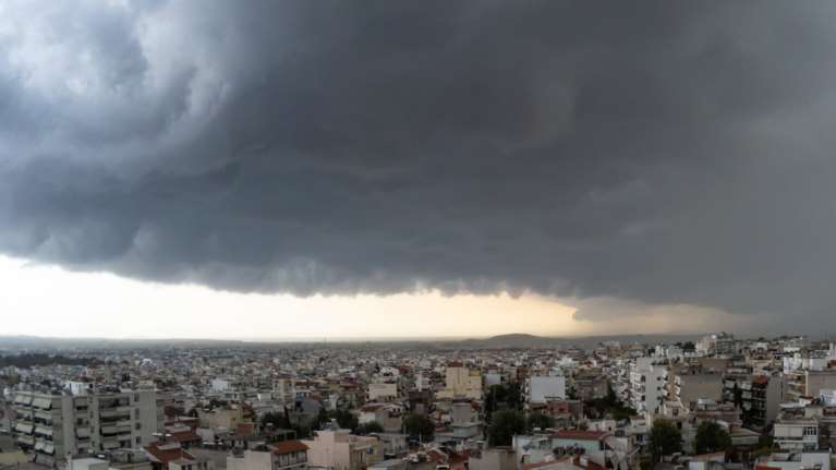 Το shelf cloud που έπληξε την Αττική σε εικόνες και βίντεο