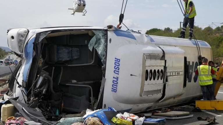 Δέκα νεκροί από μετωπική νταλίκας-λεωφορείου στη Ρουμανία