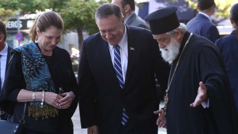 Το ζεύγος Πομπέο στη θεία λειτουργία στη Μητρόπολη Αθηνών [Εικόνες]