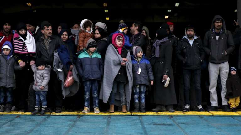Στον Πειραιά πλοίο με 466 μετανάστες από Λέσβο και Χίο