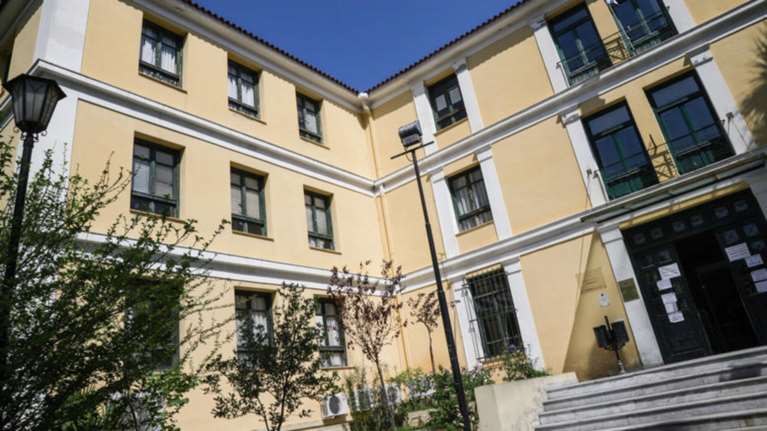 Ελεύθερη μετά από έφεση η 20χρονη που σκότωσε το παιδί της