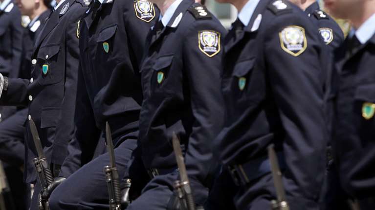 Χειροπέδες σε ανώτατο αξιωματικό-Οι διάλογοι με επιχειρηματία