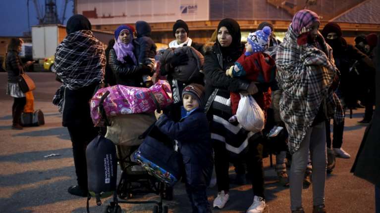 Στον Πειραιά μεταφέρθηκαν 500 πρόσφυγες από τη Σύμη