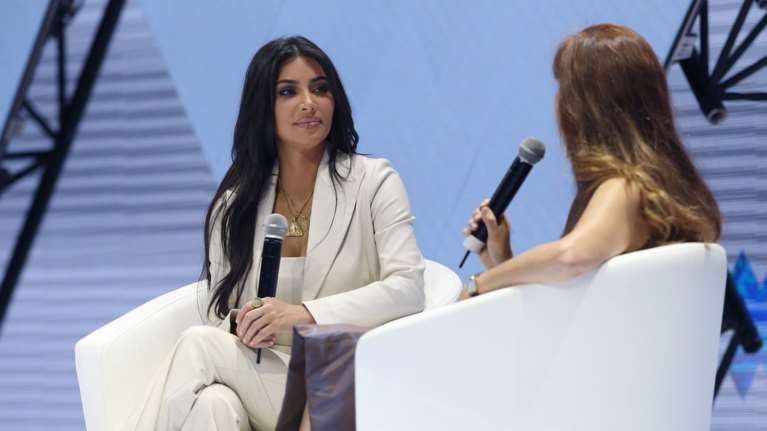 Εγκώμια της Κιμ Καρντάσιαν προς την ακτιβίστρια Γκρέτα Τούνμπεργκ