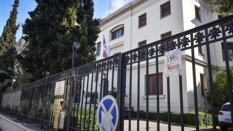Υποπτη βαλίτσα στην πρεσβεία της Σερβίας - Επιτόπου το ΤΕΕΜ