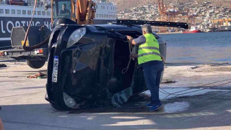 ΙΧ έπεσε στη θάλασσα στη Δραπετσώνα: Νεκροί μητέρα και γιός
