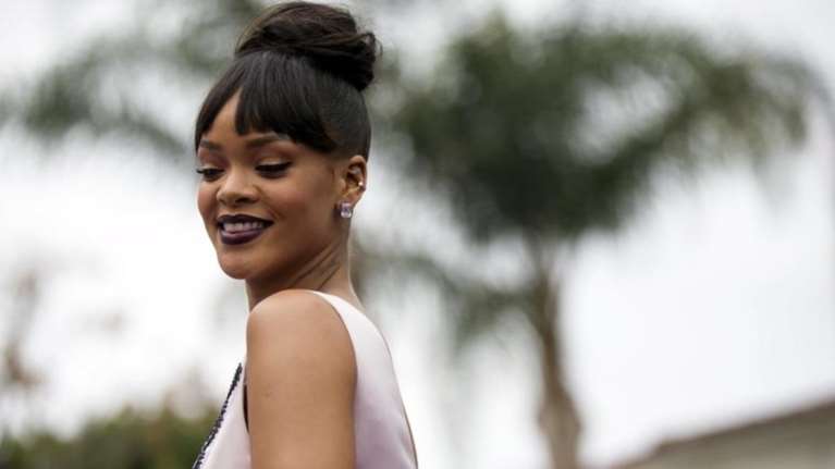 Τρομερός πιτσιρικάς αγνοεί την Ριάνα και της ζητά να τον φωτογραφήσει με τους αγαπημένους του ποδοσφαιριστές