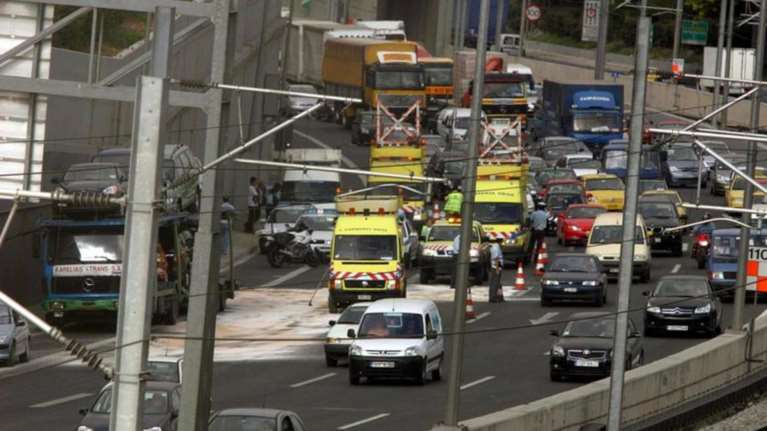 Καραμπόλα 7 αυτοκινήτων στην Αττική Οδό - μεγάλο μποτιλιάρισμα