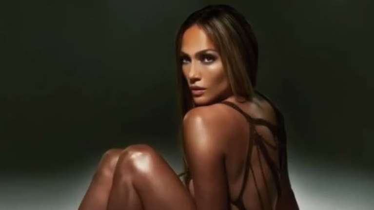 Τζένιφερ Λόπεζ: Η λατίνα «θεά» ποζάρει ολόγυμνη για το νέο της άλμπουμ