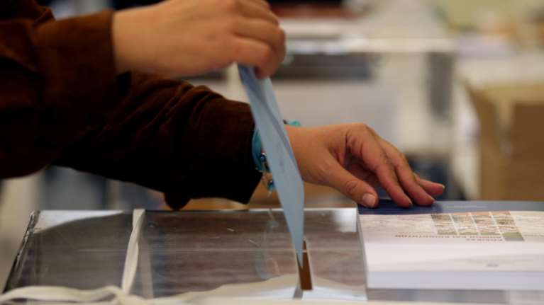 Opinion Poll: Υπέρ προανακριτικής το 62%, υπέρ της ψήφου αποδήμων το 76%