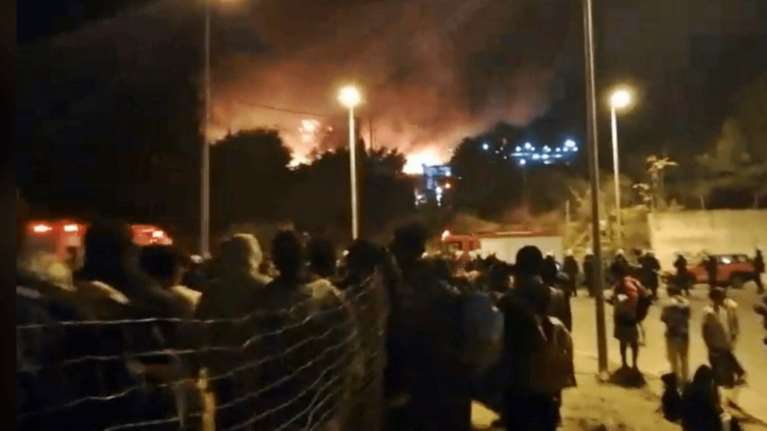 Σοβαρά επεισόδια μεταξύ προσφύγων στη Σάμο με τραυματίες (βίντεο)