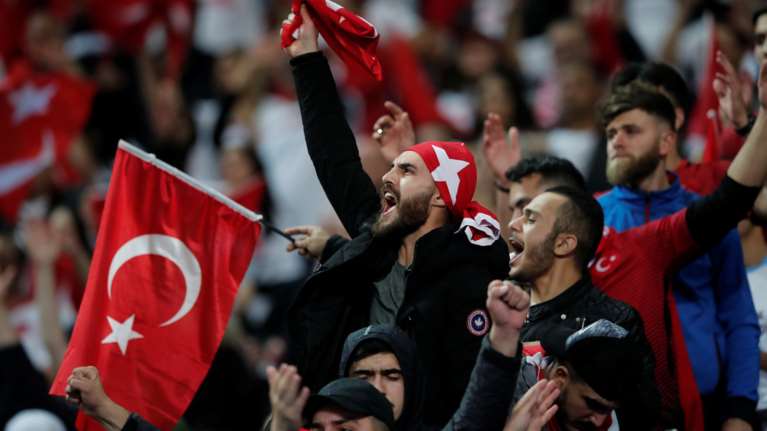 Συνθήματα κατά του PKK από Τούρκους οπαδούς στο Παρίσι (βίντεο)