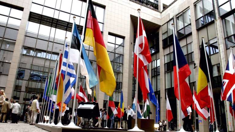 Το Παρίσι βάζει στην αναμονή Β. Μακεδονία και Αλβανία