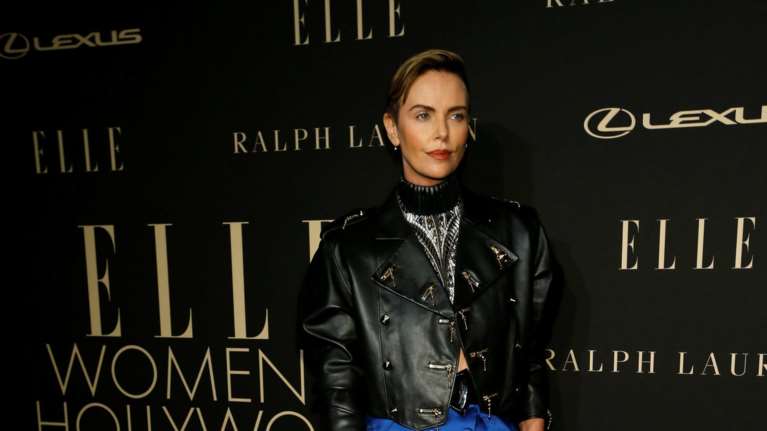 Η ασυνήθιστη εμφάνιση της Σαρλίζ Θερόν με πανκ ροκ look