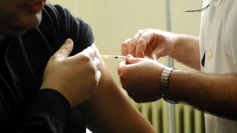 Οδηγίες για το αντιγριπικό εμβόλιο: Πότε πρέπει να το κάνετε - Πώς γίνεται η συγχορήγηση με το εμβόλιο κορονοϊού