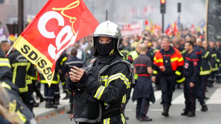 Αστυνομικοί εναντίον πυροσβεστών σε διαδήλωση στο Παρίσι
