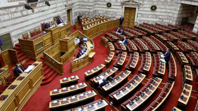 Τι προβλέπει ο αντικαπνιστικός νόμος που ψηφίστηκε στη Βουλή