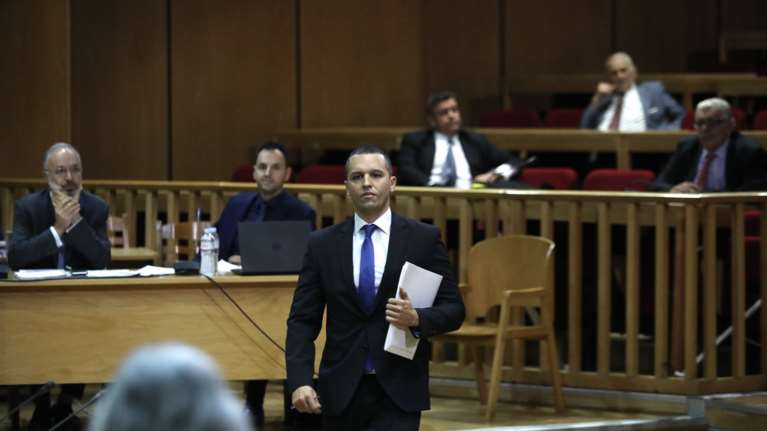 Προκλητική σιωπή Κασιδιάρη για τον Χίτλερ και τις σβάστικες