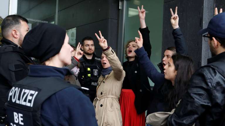 Γερμανία: Διαδηλωτές υπέρ των Κούρδων διέκοψαν το κυβερνητικό μπρίφινγκ