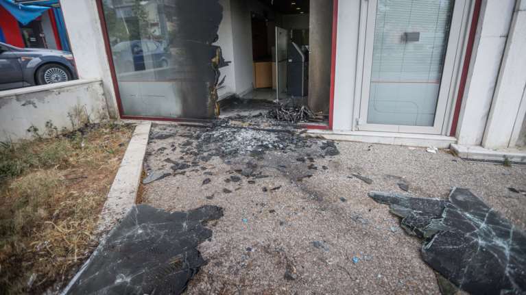 Ισχυρή έκρηξη ΑΤΜ με έναν ελαφρά τραυματία στη Γλυφάδα