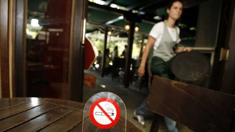 Προσφυγή στο ΣτΕ κατά του αντικαπνιστικού νόμου από τα καταστήματα εστίασης