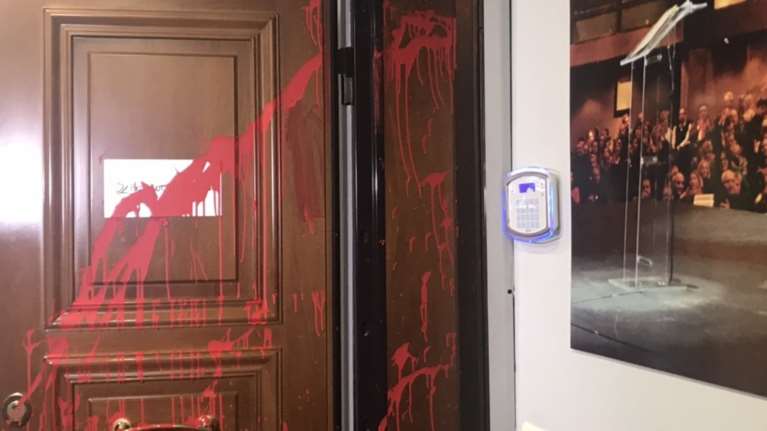 Εισβολή Ρουβίκωνα στο πολιτικό γραφείο του Βασ. Κικίλια - Εικόνες