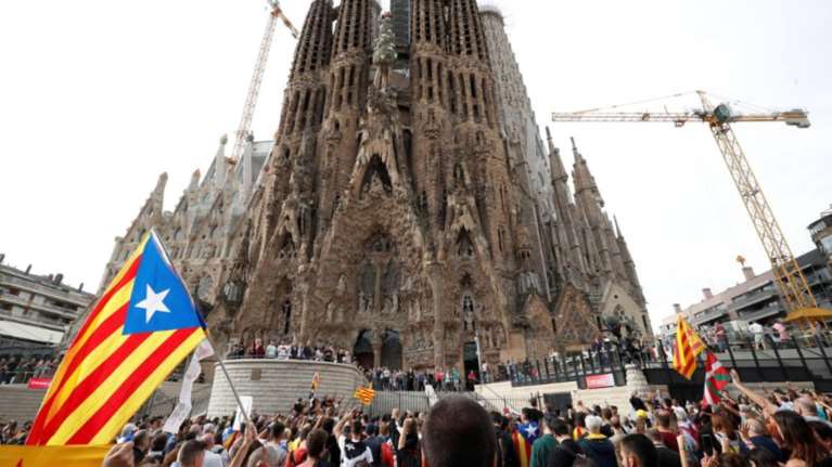 Έκλεισε η Σαγράδα Φαμίλια: Χιλιάδες διαδηλωτές από 5 πόλεις στη Βαρκελώνη