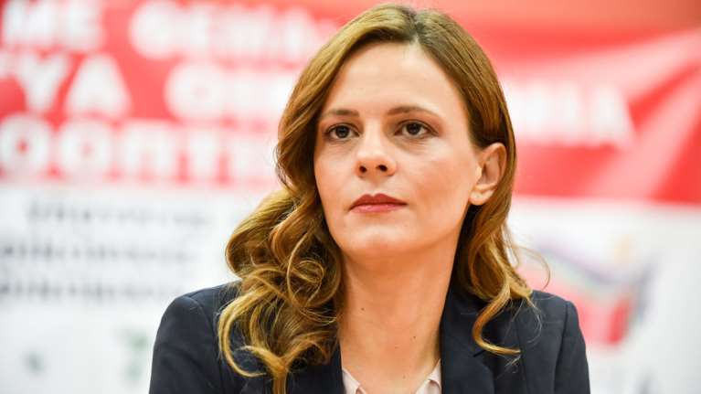 Αχτσιόγλου: Η κυβέρνηση πριμοδοτεί τις απολύσεις, ενώ η ύφεση καλπάζει