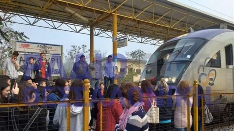 Θεσσαλονίκη: Κατάληψη της σιδηροδρομικής γραμμής για τα κενά στα σχολεία