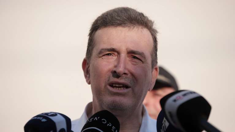 Χρυσοχοΐδης στο Twitter: Θα δω το &quot;Τζόκερ&quot; με τον 15χρονο γιο μου