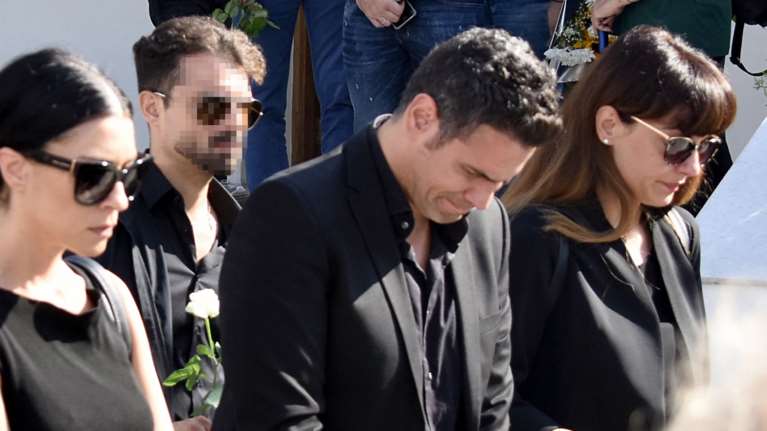 Συντετριμμένος ο Δημήτρης Ουγγαρέζος στην κηδεία της μητέρας του