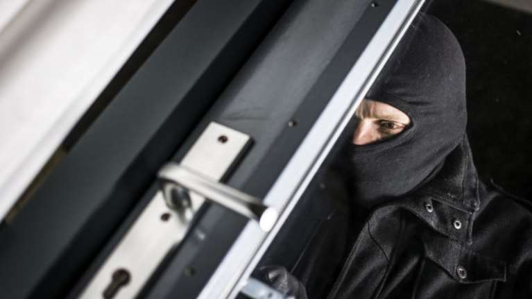 Τρόμος στον Βόλο: Φίμωσαν με κουρτίνα, ακινητοποίησαν με μονωτική ταινία και λήστεψαν ηλικιωμένο